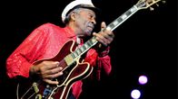 Chuck Berry soittaa kitaraa