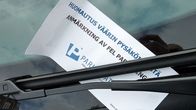 Parkkisakkolappu auton tuuliasilla