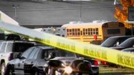 Poliisiautoja, ambulanssi ja koulubussi koulun edustalla Yhdysvaltain Nevadassa.