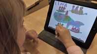Oppilas työskentelee iPadilla.