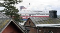 Ohi kulkeva Viking Line -risteilyalus kuvattuna Lonnan saarelta Helsingissä.