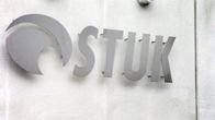 STUK -kyltti säteilyturvakeskuksen seinässä.