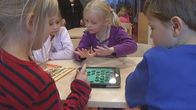 Mäki-Matin esikoululaiset opiskelevat tablettien avulla.