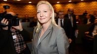 Kevan toimitusjohtaja Merja Ailus saapumassa tiedotustilaisuuteen liittyen Kevan työsuhdeauto- ja työsuhdeasuntoasioihin Helsingissä perjantaina 15. marraskuuta.