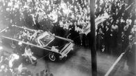 John F. Kennedyn autosaattue kuvattuna hetkeä ennen ampumista Dallasissa 22. marraskuuta 1963.