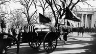 Yhdysvaltain presidentin John F. Kennedyn hautajaissaatto lähdössä Valkoisesta talosta kohti St. Matthew'n katedraalia Washington D.C.:ssä 25. marraskuuta 1963.