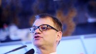 Puolueen puheenjohtaja Juha Sipilä pitää puhetta Keskustan puoluevaltuuston kokouksessa Kuopiossa 23. marraskuuta.