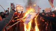 Iranilaisopiskelijat polttivat jäljitelmän Israelin lipusta Fordon ydinlaitoksen läheisyydessä 19. marraskuuta.