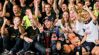 Sebastian Vettel juhlii Red Bull -tallin kanssa 4. mestaruuttaan
