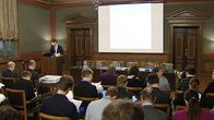 Valtioneuvoston viestintäjohtaja Kari Mokko puhuu toimittajille hetkeä ennen hallituksen tiedotustilaisuuden alkua Säätytalolla.