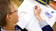 Oppilas tekee matematiikankoetta