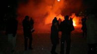Tampere-talolla heiteltiin soihtuja poliiseja päin.