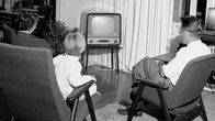 Perhe television äärellä 1950-luvulla.