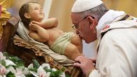 Paavi Franciscus suuteli Jeesus-lasta esittävää patsasta jouluyön messussa Pietarinkirkossa Vatikaanissa 24. joulukuuta.