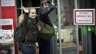 Greenpeacen aktivisti Dimitri Litvinov ja hänen vaimonsa nousemassa junaan Pietarissa