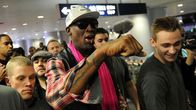Dennis Rodman Pekingin lentokentällä matkalla Pjongjangiin.