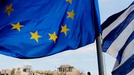 EU:n ja Kreikan liput liehuvat Akropolis-kukkulan vierellä Ateenassa.