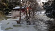 Saunarakennus tulvivan joen saartamana Hartolassa. 