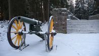 Tykki Napuen taistelun muistomerkillä.
