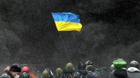 Mielenosoittajat heiluttavat Ukrainan lippua