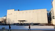 Huputettu Valtiontalo Jyväskylässä Vapaudenkadun puolelta katsottuna.