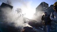 Mielenosoittajat barrikadeilla Kiovan keskustassa Ukrainassa perjantaina 24. tammikuuta 2014.