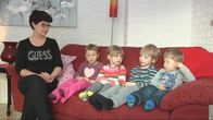 Eila Puustinen sekä hoitolapset Maria, Sofianna, Roope ja Elmeri sohvalla laulamassa.