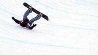 Markus Malin selällään olympialaisten halfpipessä.