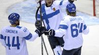 Kimmo Timonen, Teemu Selänne ja Mikael Granlund juhlivat Granlundin tekemää maalia.