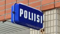 Luminen kyltti poliisitalon seinässä.