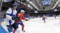 Aleksander Barkov laidan vieressä.