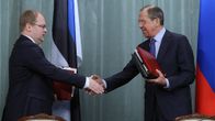 Viron ja Venäjän ulkoministerit Urmas Paet ja Sergei Lavrov kättelevät allekirjoitettuaan maiden välisen rajasopimuksen.
