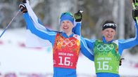 Suomen Iivo Niskanen (vas.) ja Sami Jauhojärvi (oik.) juhlivat Suomen lipun kanssa.