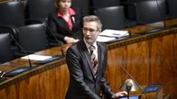 Vihreiden Oras Tynkkynen eduskunnassa Helsingissä torstaina 20. helmikuuta 2014.