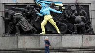 Ukrainan väreihin maalattu Neuvostoarmeijan monumentti Sofiassa 23. helmikuuta.