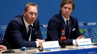 Nicklas Bäckström (oik.) ja Ruotsin joukkueen lääkäri Björn Waldebäck lehdistön edessä.