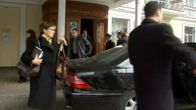Astrid Thors menee autoon