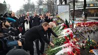 Erkki Tuomioja laskemassa kukkia Itsenäisyydenaukion yhteenottojen uhrien muistopaikalle Kiovassa 6. maaliskuuta.
