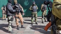 Ukrainan armeijan erikoisjoukot partioivat parlamenttitalon edustalla Kiovassa.