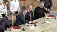 Kuva Venäjän duumasta, missä Putin ja muut johtajat allekirjoittavat sopimuksen Krimin liittämisestä Venäjään 18. maaliskuuta 2014.
