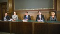 Hallitus tiedotustilaisuudessa Säätytalossa.