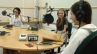 Helsingin kansainvälisen koulun oppilaat Arianna Stewart, Inga Markusson ja Ludivine Eude valmiina BBC:n suoraan radiohaastatteluun.