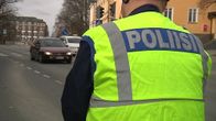 Poliisi seisoo tiellä valvontatehtävissä.