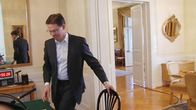 Katainen saapui haastatteluun.