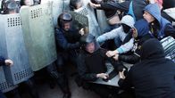 Viitisenkymmentä mielenosoittajaa otti Donetskissa yhteen hallintorakennuksia suojaavien poliisien kanssa ja onnistui tunkeutumaan poliisien saartorenkaan läpi. 