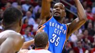 Kevin Durant heittää