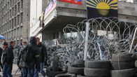 Venäjä-mieliset mielenosoittajat vahtimassa vallattua hallintorakennusta Donetskissa 7. huhtikuuta 2014.