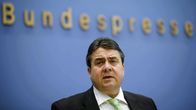 Sigmar Gabriel puhuu tiedotustilaisuudessaan Berliinissä.