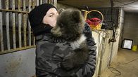 Ranuan karhunpentu toimittaja Risto Koskisen sylissä
