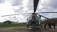 Ukrainalaissotilaita kuljetushelikopterin vierellä Izjumin kaupungin ulkopuolella lähellä Harkovaa.